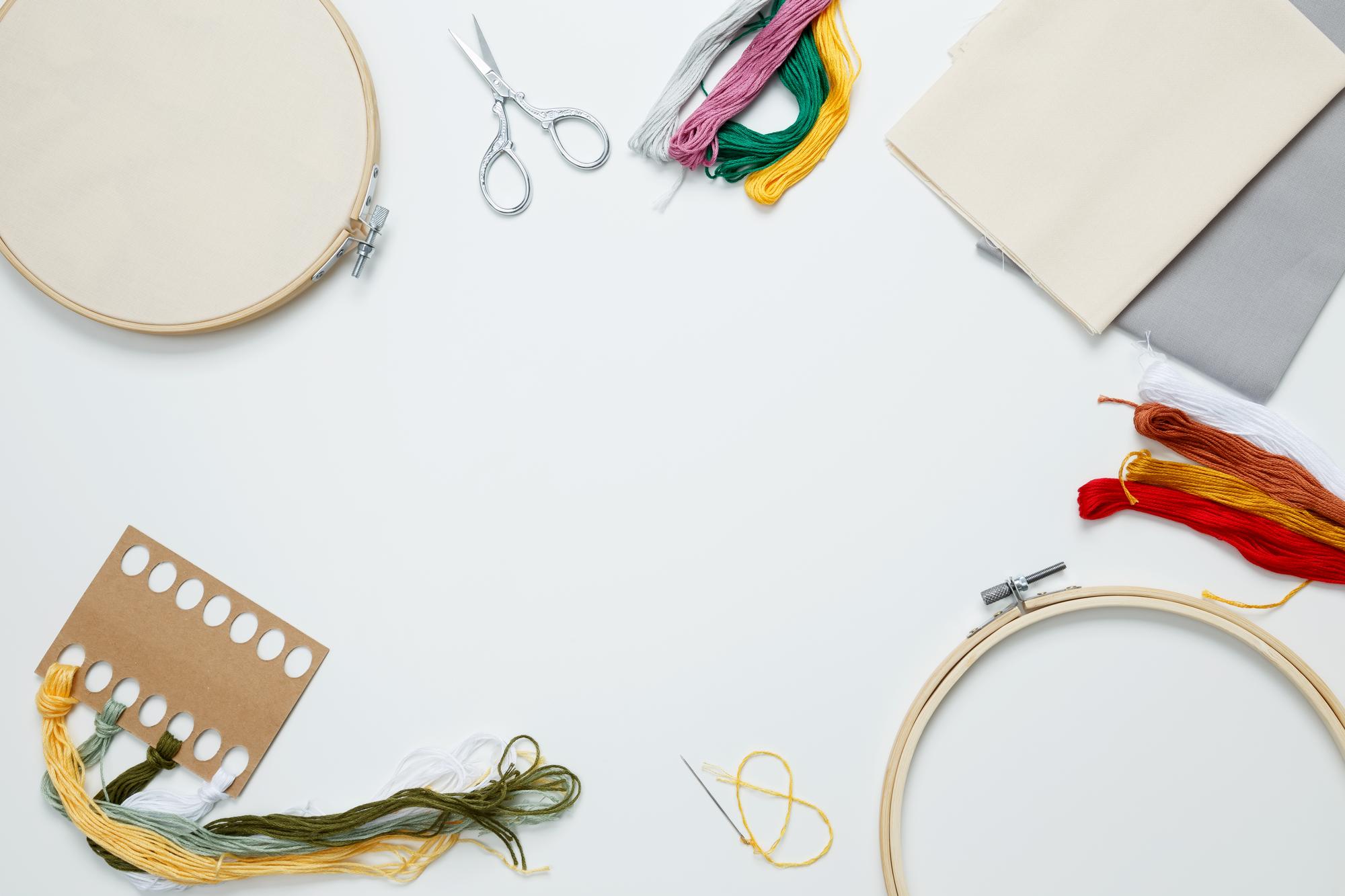 Offenes Atelier mit Stickrahmen und Lampen